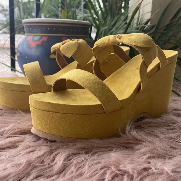 Sunflower 🌻 Wedges - Picture 3 of 9